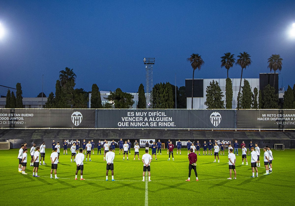 Minuto de silencio de la plantilla del Valencia