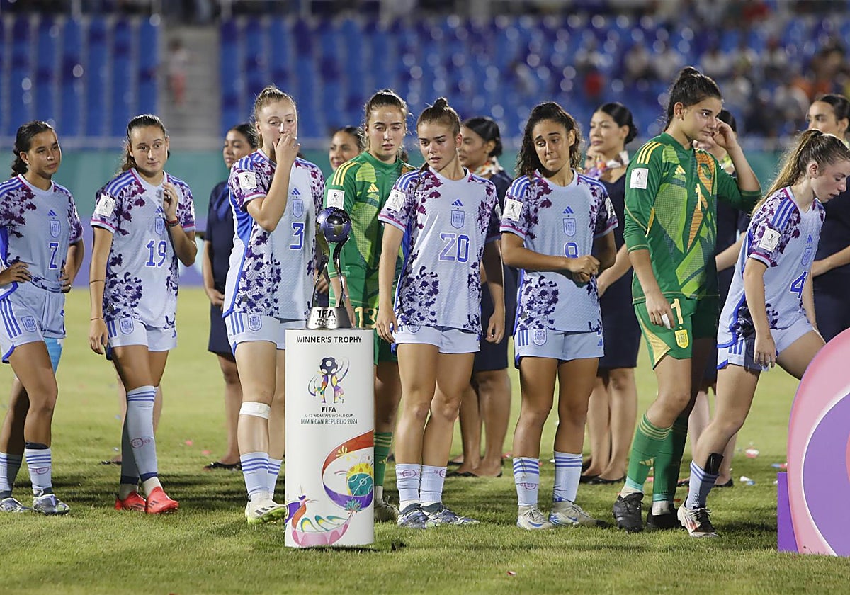Las jugadoras españolas, durante la ceremonia final de entrega de medallas del Mundial sub-17