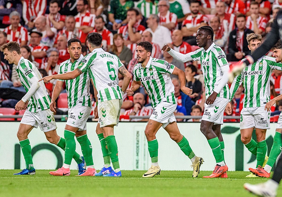 Los jugadores del Betis celebran el gol de Fornals ante el Athletic en San Mamés