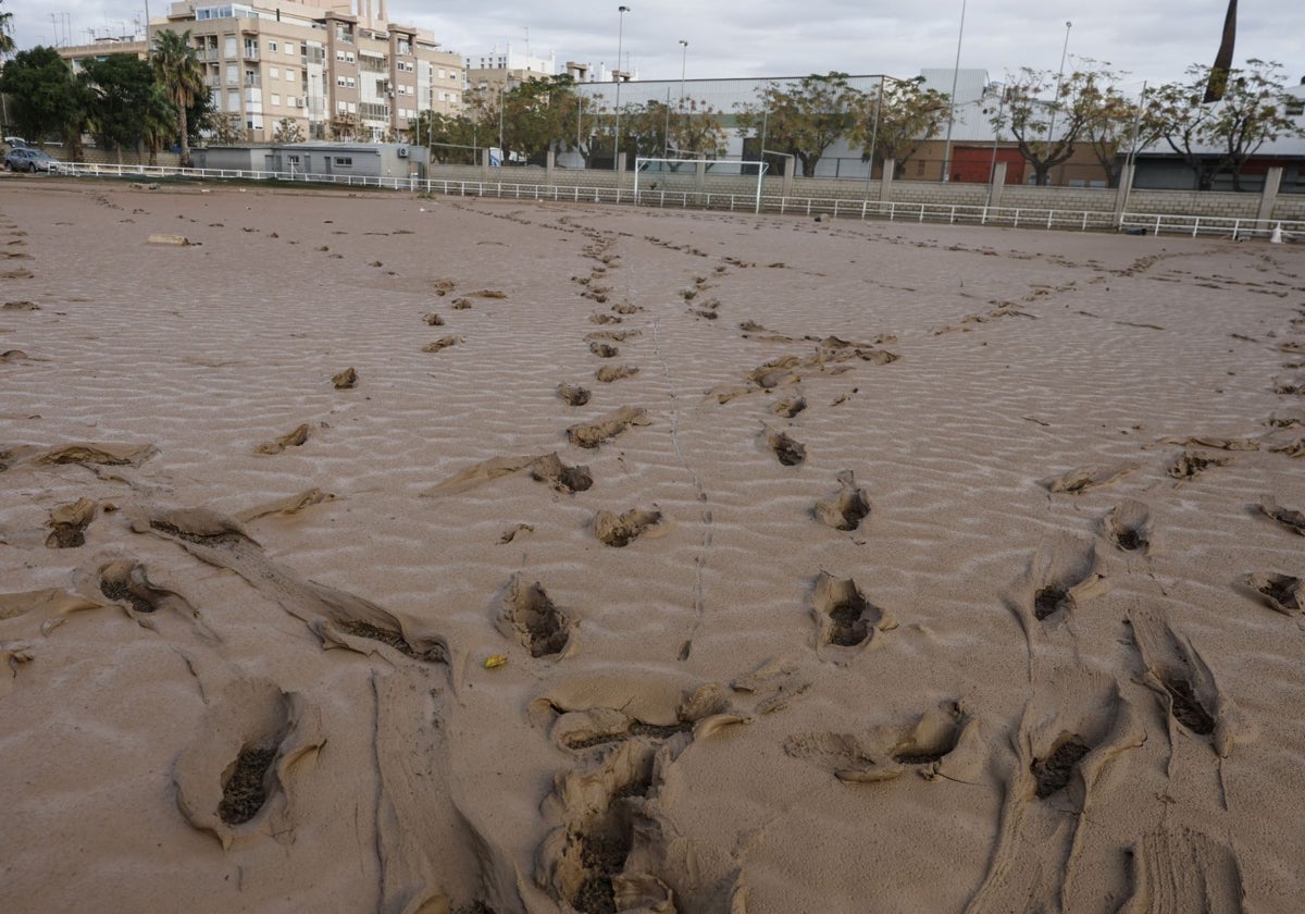 El barro cubre por completo un campo de fútbol en Sedaví, Valencia