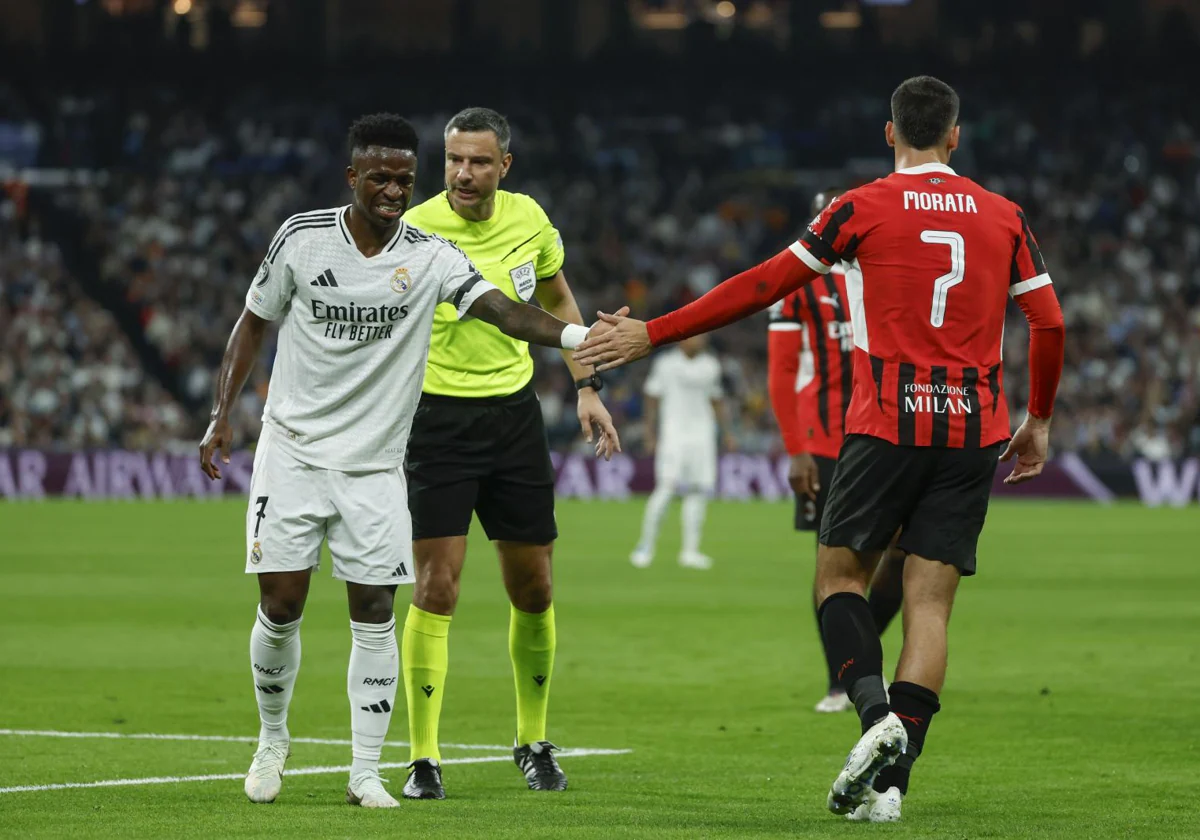 Morata y Vinicius se saludan tras una jugada