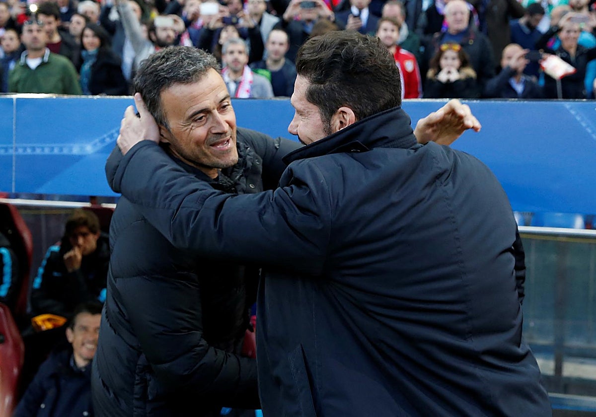 Luis Enrique y Simeone se saludan antes del Atlético-Barcelona de Champions en 2016