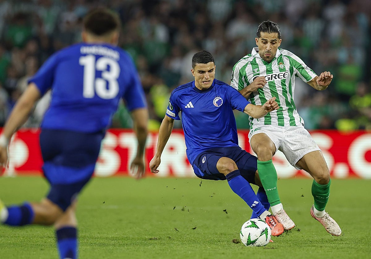 Ricardo Rodríguez, en un lance del juego del Betis - Copenhague de la Conference League