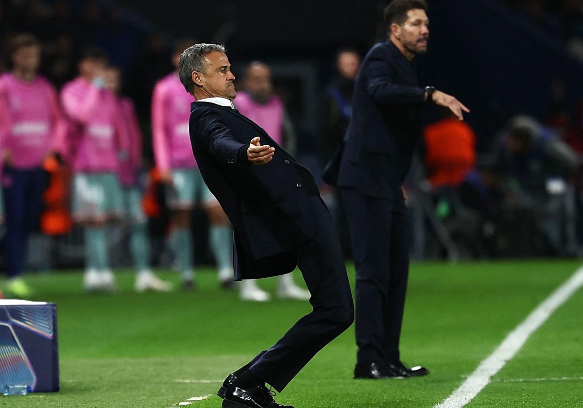 Luis Enrique, en primer plano, y Simeone durante el partido de este miércoles en París
