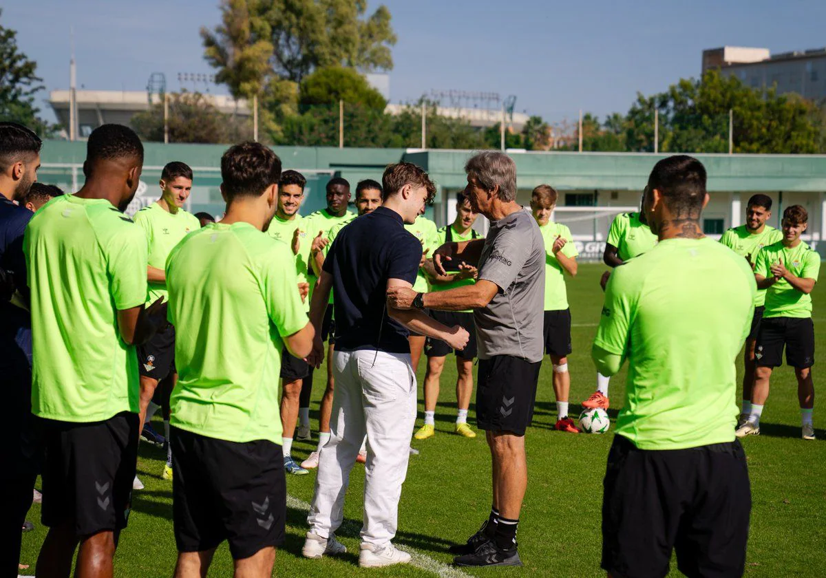 Emocionante visita de Félix Garreta a la plantilla del Betis