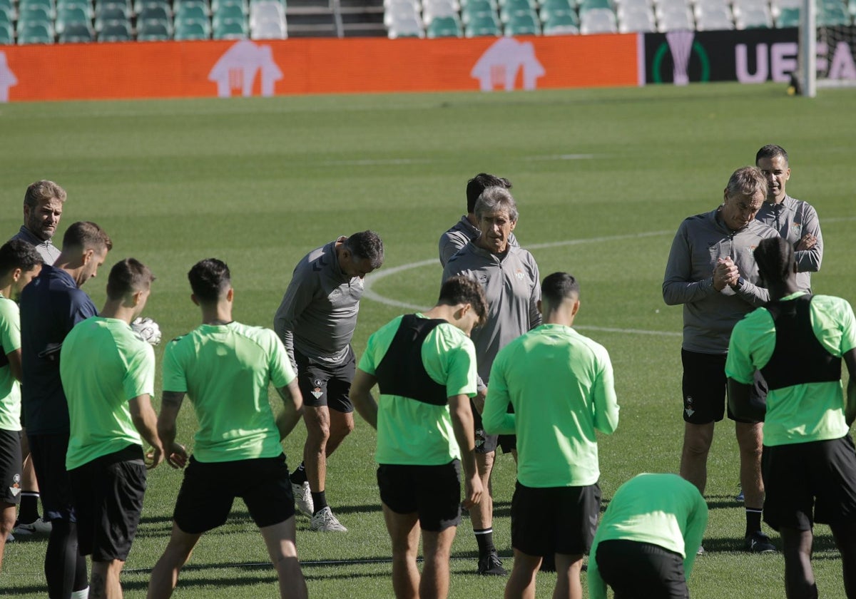 Los jugadores del Betis escuchan a Pellegrini en la charla previa al último entrenamiento antes del choque ante el Celje