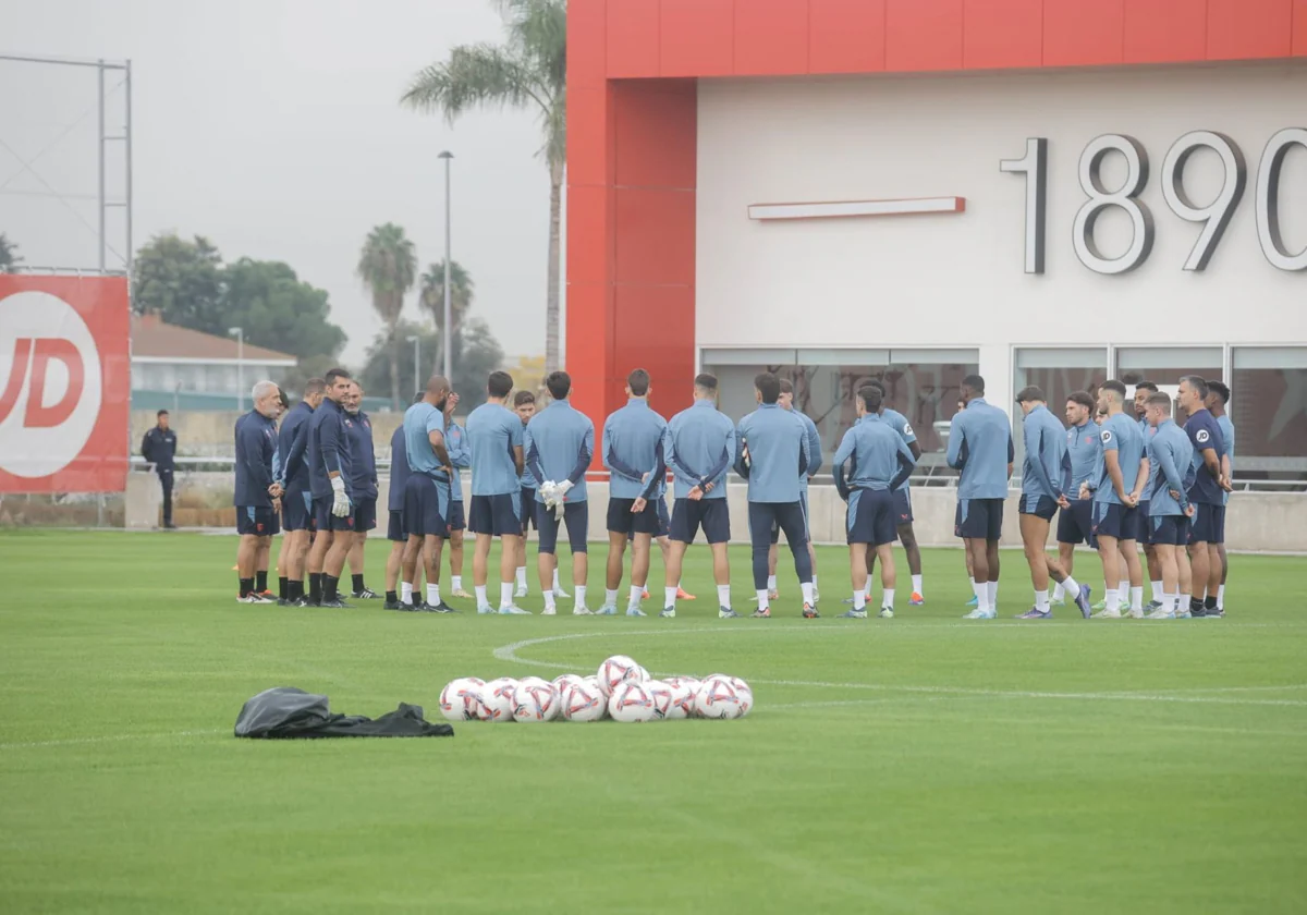 García Pimienta habla con los futbolistas en el inicio del entrenamiento de este viernes