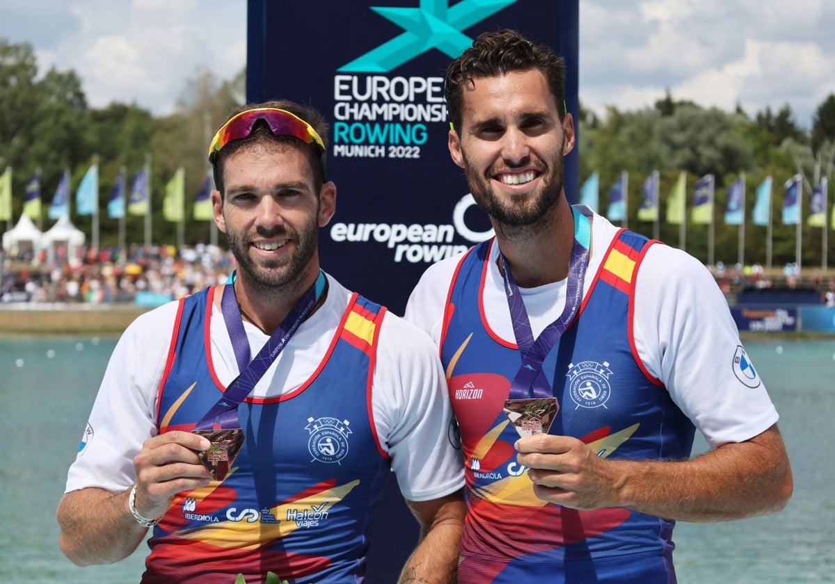 Javier García y Jaime Canalejo, luciendo la medalla de plata del Europeo de Múnich 2022