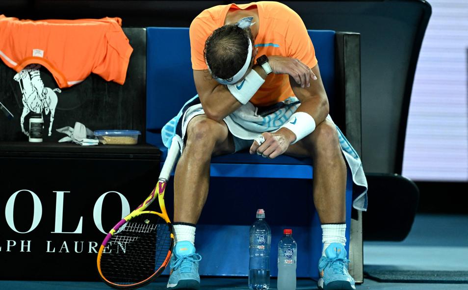 Imagen principal - En la imagen superior, Nadal lamentándose durante el Abierto de Australia de 2023, cuando se lesionó en segunda ronda y tuvo que retirarse del torneo. Abajo, a la izquierda, en el mismo torneo pero en 2014, ante Wawrinka donde ganó, a pesar del dolor. A la derecha, durante la semifinal de 2010, ante Andy Murray, en la que se retiró por lesión en la rodilla 