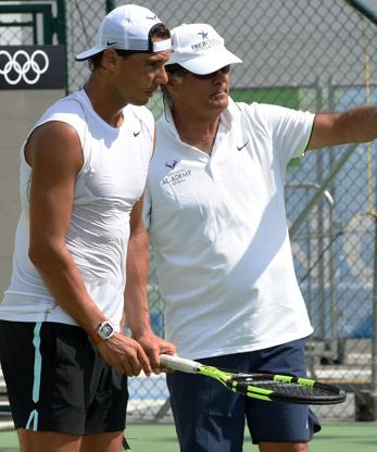 Imagen secundaria 2 - En la imagen superior, Nadal junto a Salvá Bartolomé en Campeonato junior de España de 2001, donde ganaron en categoría de dobles. A la izquierda, con Carlos Moyá, en las semifinales de la Copa Davis de 2004. En la última, con su tío, y entonces entrenador Toni Nadal, durante una sesión de entrenamiento en los Juegos de Río 2016