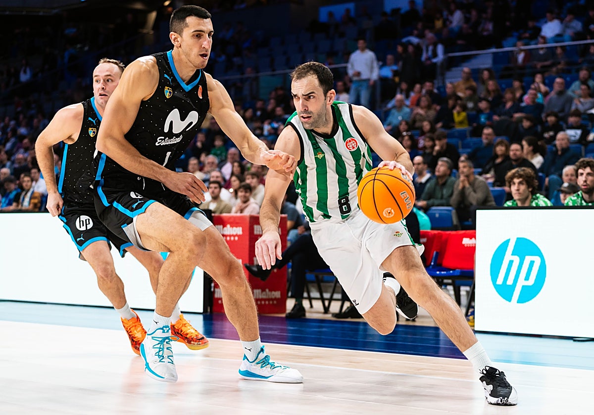 Benite trata de superar la defensa de Kravic en el Movistar Estudiantes - Betis Baloncesto
