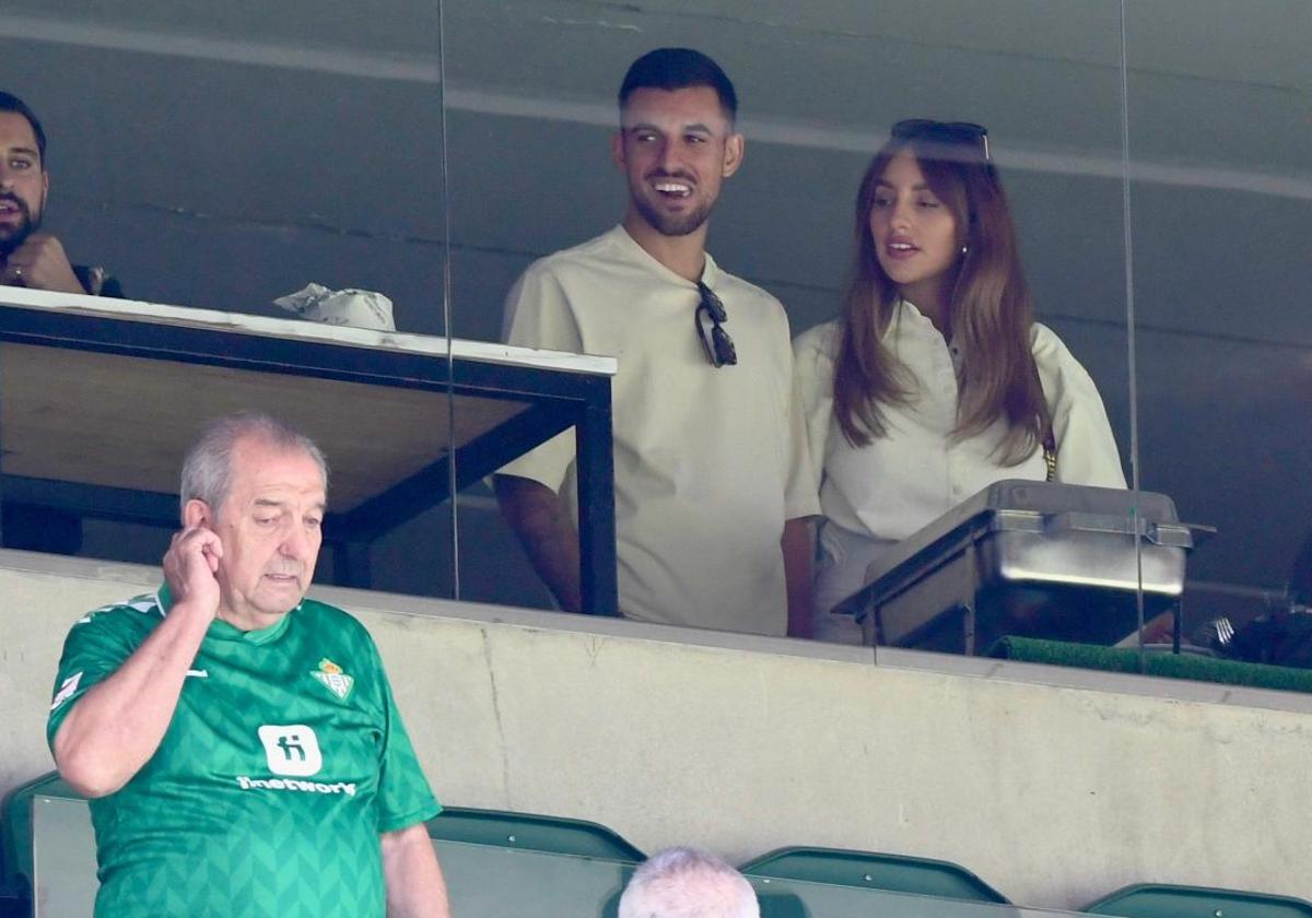 Dani Ceballos, en un palco de Gol Norte del Villamarín para ver el Betis - Celta