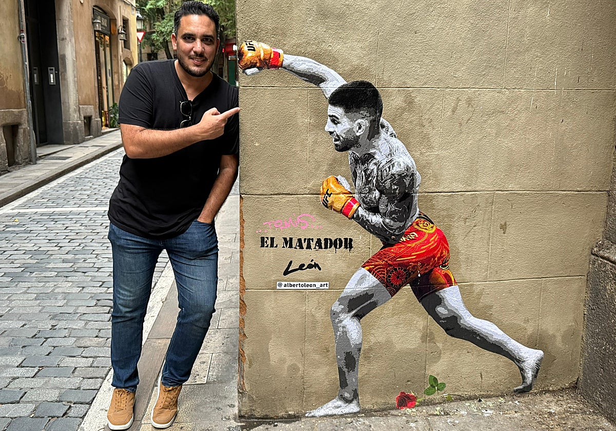 Alberto León, junto al mural de Ilia Topuria en el centro de Barcelona