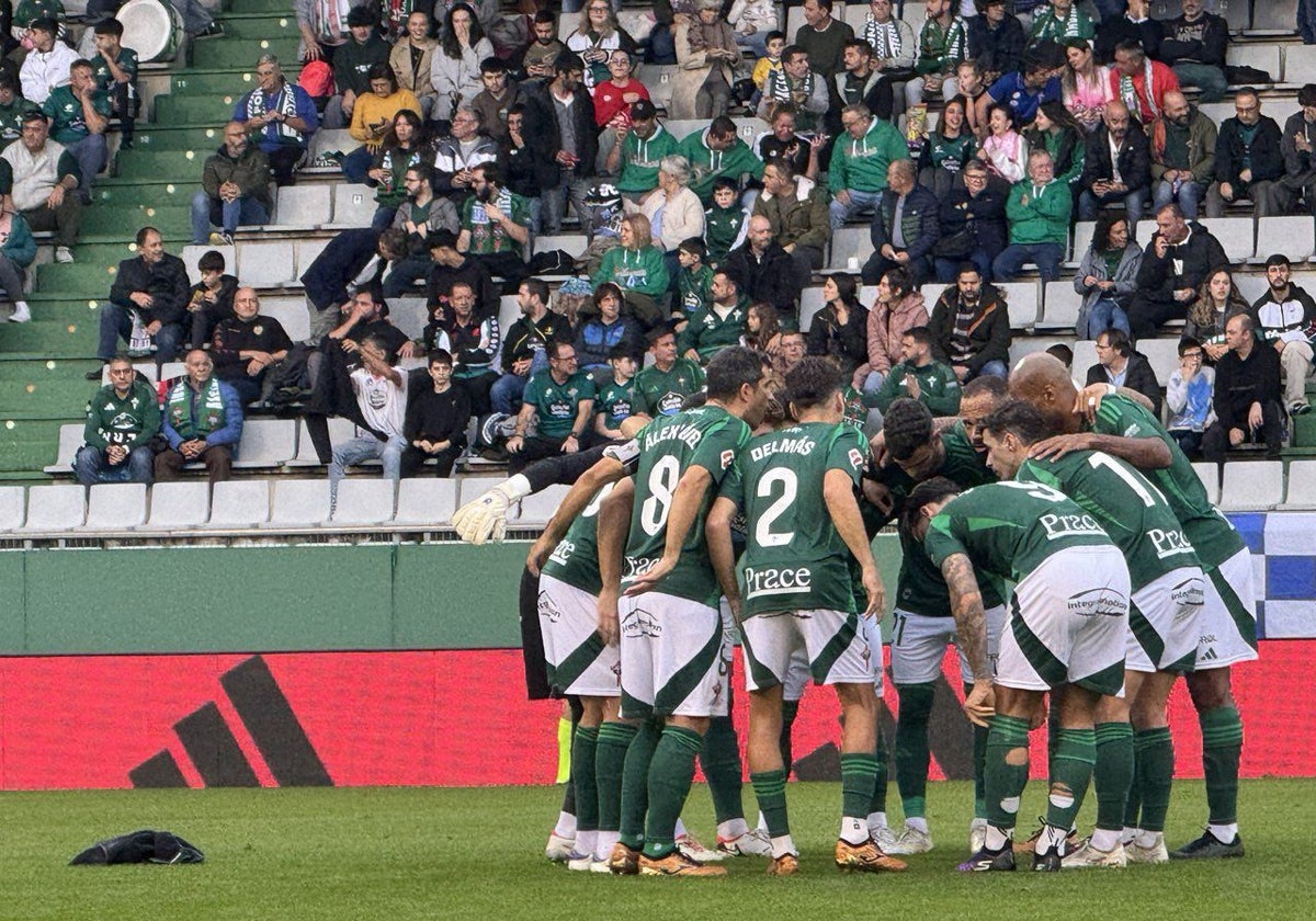 Los jugadores locales hacen una piña antes de medirse al Racing de Santander