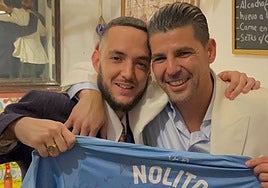 Nolito se encuentra con C. Tangana en Sevilla y le regala una camiseta del Celta