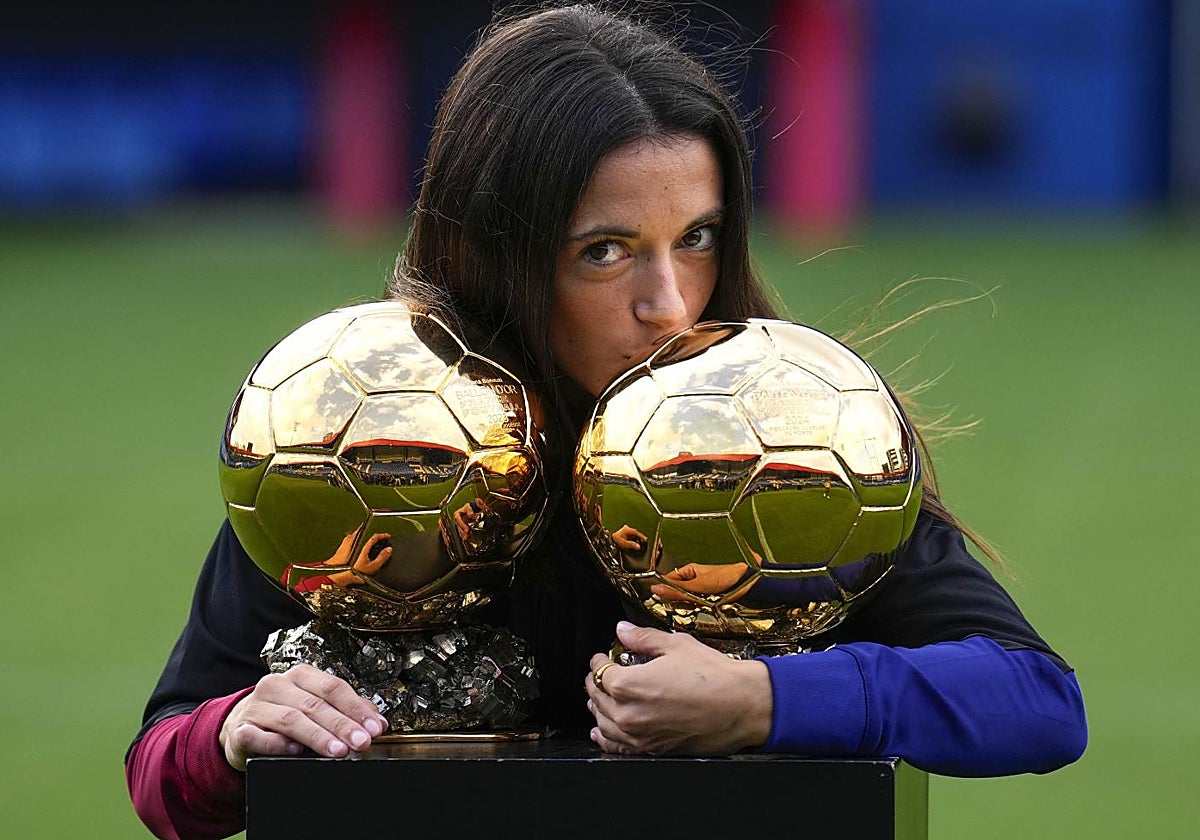 Aitana Bonmatí porsa con sus dos balones de oro