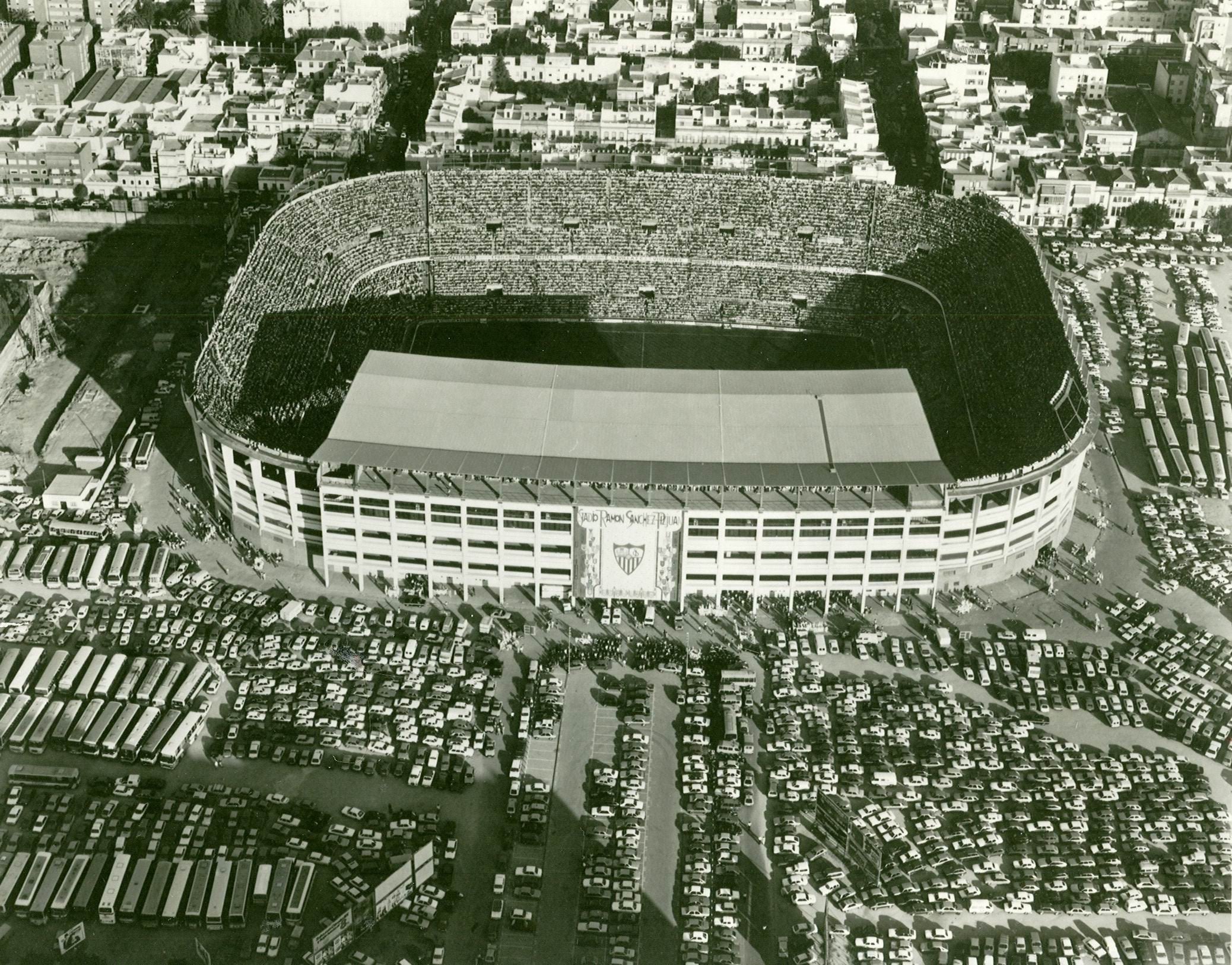 Sevilla, 1985. Vista aérea del estadio Ramón Sánchez-Pizjuán 