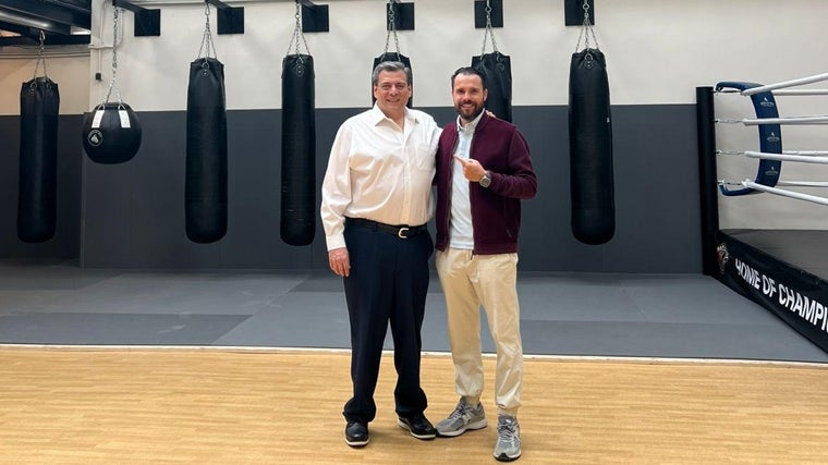 Mauricio Sulaimán, junto al dueño de Morales Box, Cristian Morales