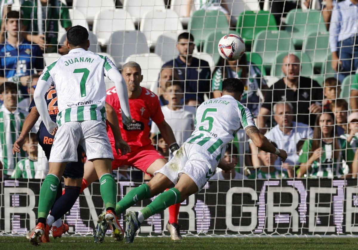 Instante en el que Bartra remata de cabeza para marcar el 2-2 definitivo del Betis ante el Celta