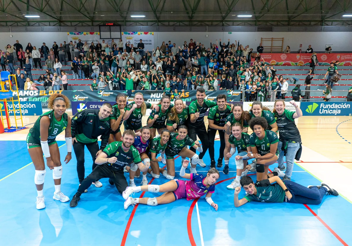 Las jugadoras y el cuerpo técnico del Fundación Unicaja Andalucía, celebrando el pase a octavos de final