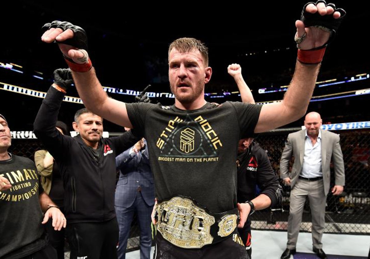 Stipe Miocic con el cinturón de campeón de los pesos pesados