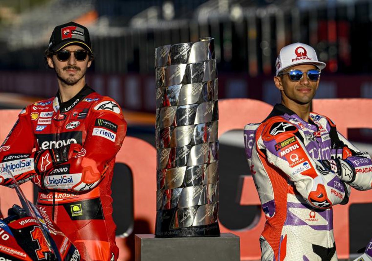 Martín y Bagnaia posan con el trofeo de campeón del mundo