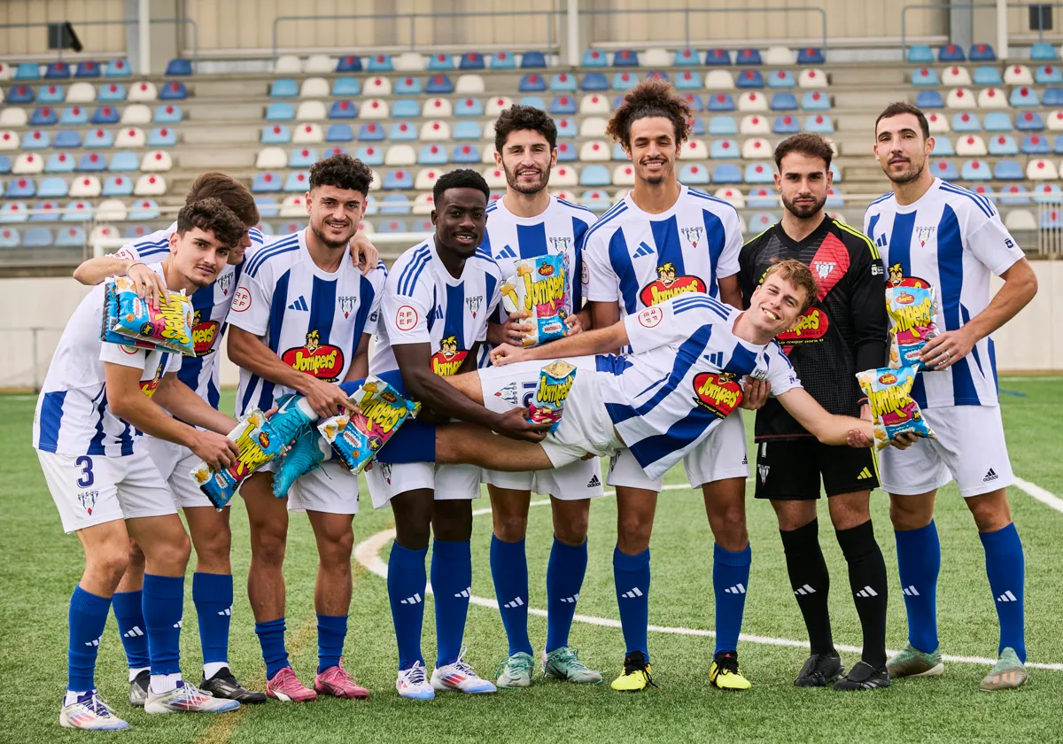 Los jugadores del Ejea, posando con bolsas de su patrocinador