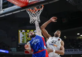 Poirier y Tavares pelean por el rebote durante el Real Madrid-Anadolu Efes