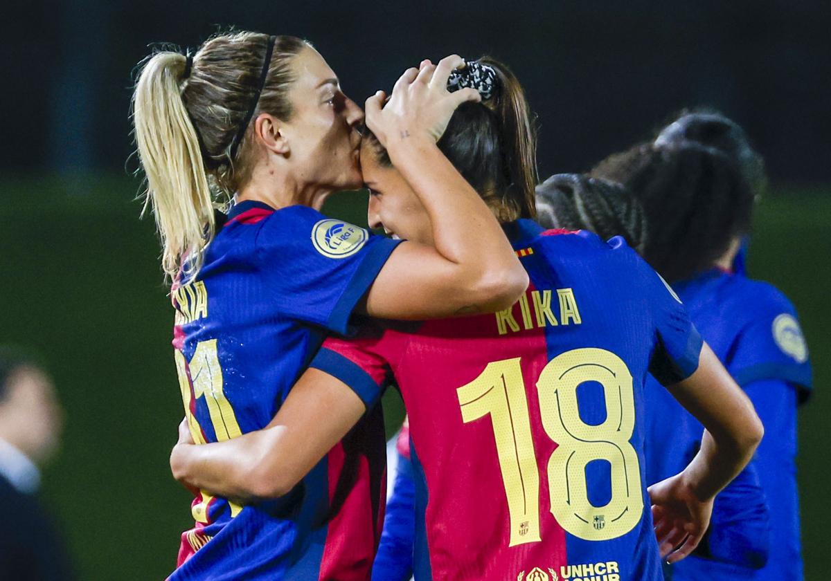 La centrocampista del Barcelona Alexia Putellas (i) celebra tras anotar el 0-4 para su equipo