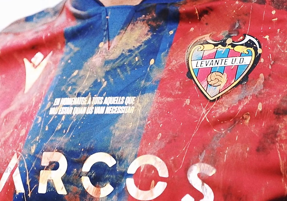 Los jugadores del Levante salieron al campo con camisetas manchadas de barro