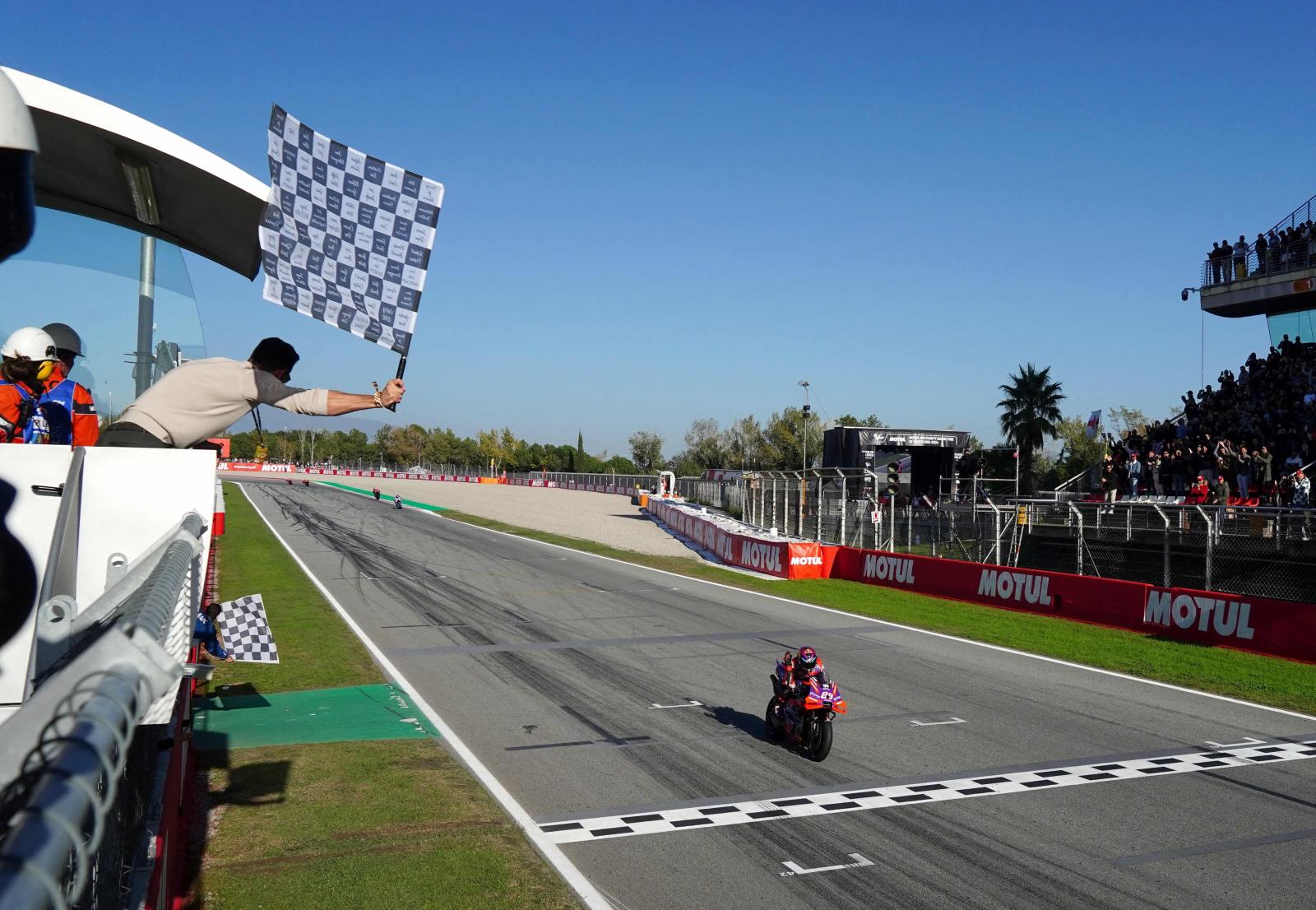 El piloto español de Ducati Jorge Martín cruza la línea de meta en el Gran Premio Solidario de MotoGP de Barcelona en el Circuit de Catalunya