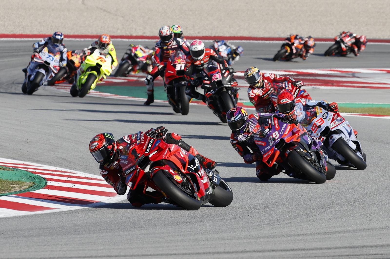 El italiano Francesco Bagnaia (i), Ducati Lenovo Team, y el español Jorge Martín (89), Prima Pramac Racing, al comienzo del Gran Premio Barcelona