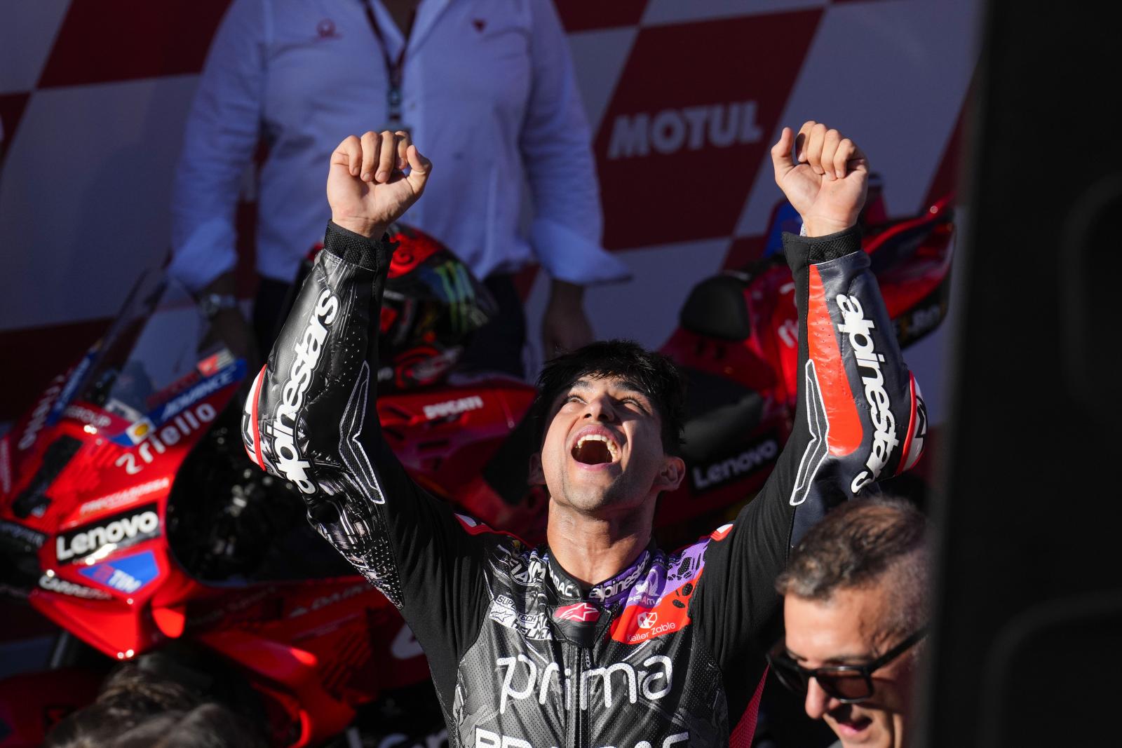 El español Jorge Martín celebra tras su conquista del Campeonato del Mundo al quedar tercero en el Gran Premio Barcelona Solidaridad de MotoGP