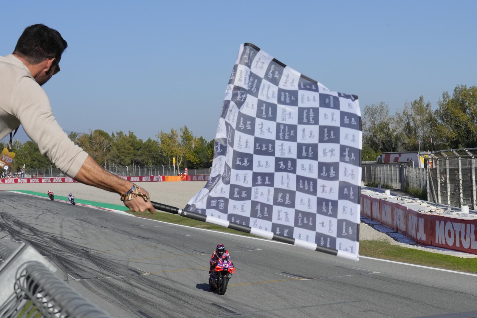 El español Jorge Martín celebra tras su conquista del Campeonato del Mundo al quedar tercero en el Gran Premio Barcelona Solidaridad de MotoGP