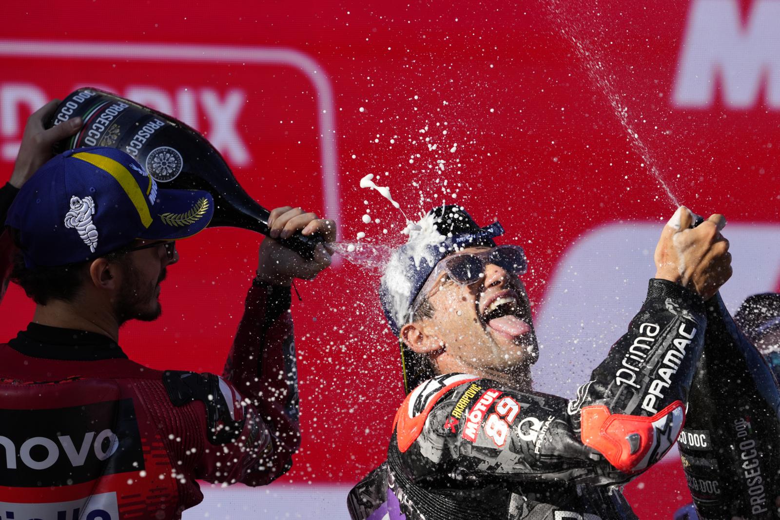 El español Jorge Martín celebra tras su conquista del Campeonato del Mundo al quedar tercero en el Gran Premio Barcelona Solidaridad de MotoGP