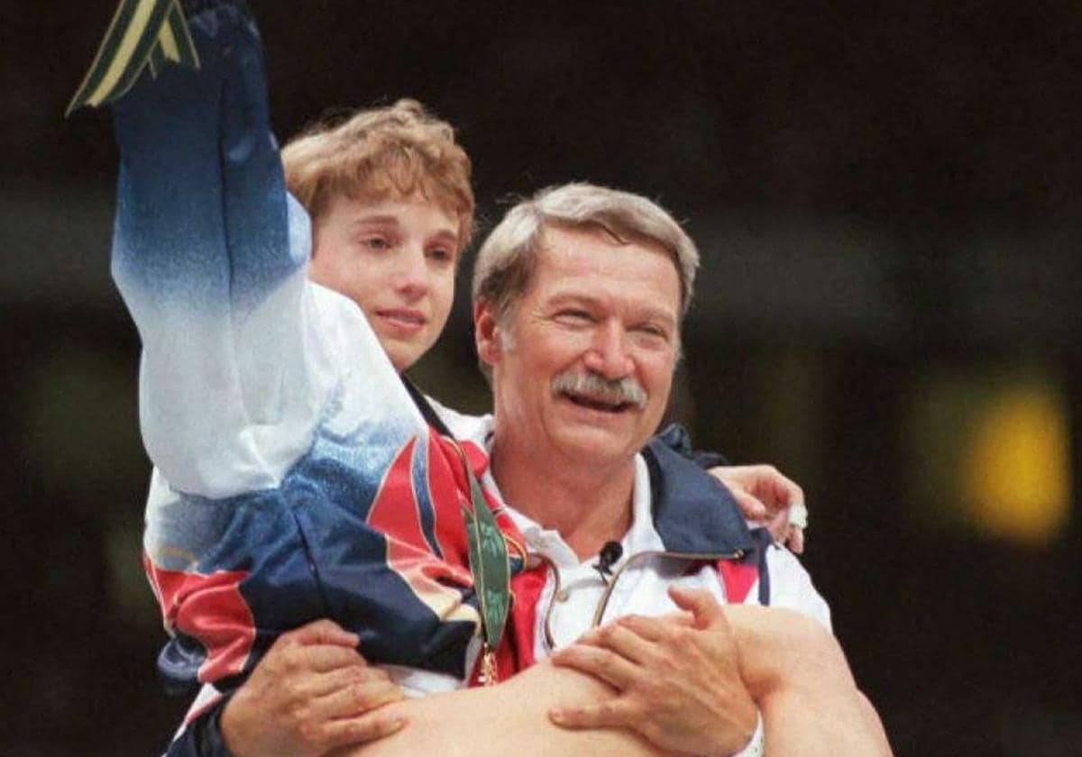 Bela Karolyi leva en brazos a la estadounidense Mary Lou Retton en los Juegos Olímpicos de Los Ángeles 84