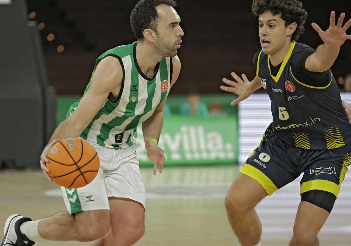 Benite, en posesión de la pelota en el choque de Copa de España contra el UDEA Algeciras