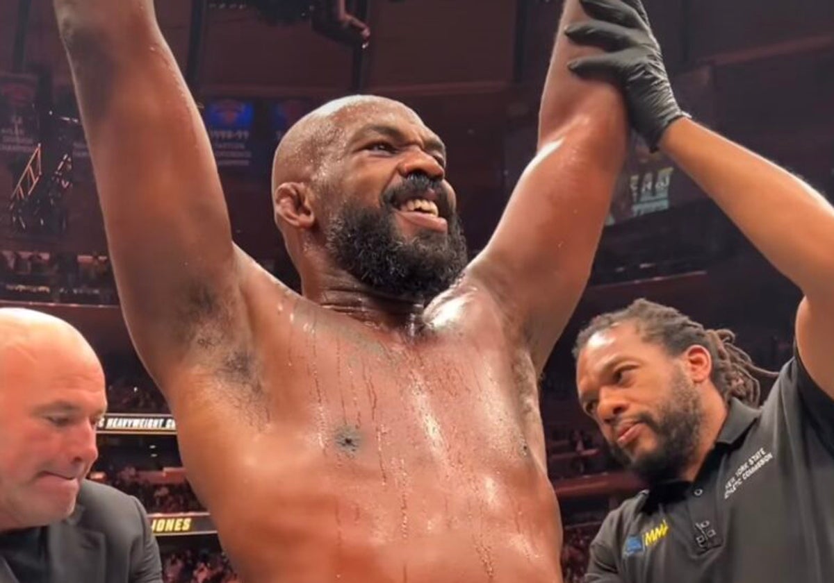 Jon Jones en la celebración tras ganar a Stipe Miocic