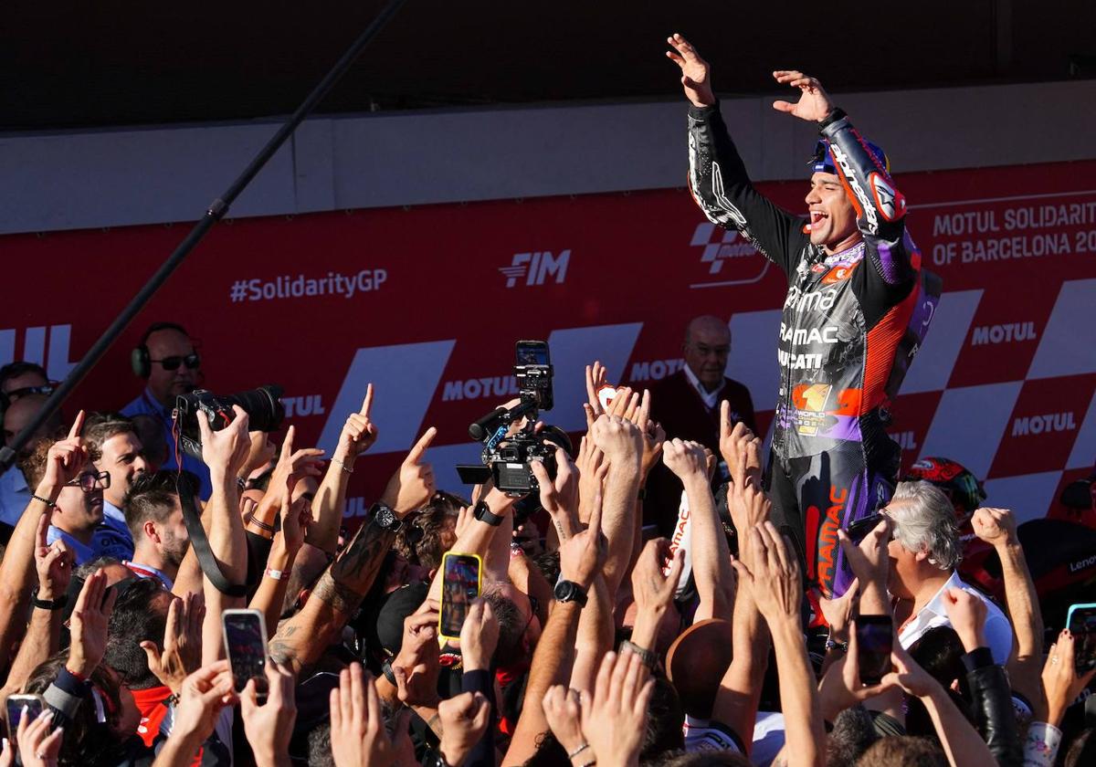 Martín celebra el triunfo en MotoGP con sus seguidores