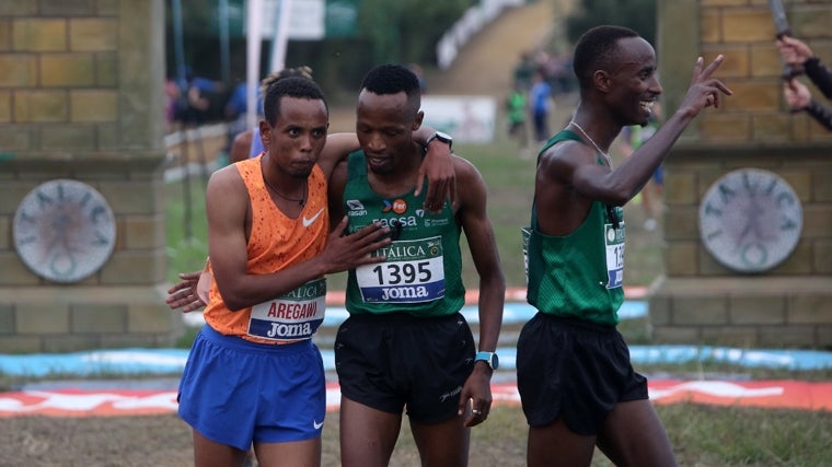 Aregawi, felicitado a Ndikumwenayo, con Kwizera a la derecha, tras la carrera absoluta masculina