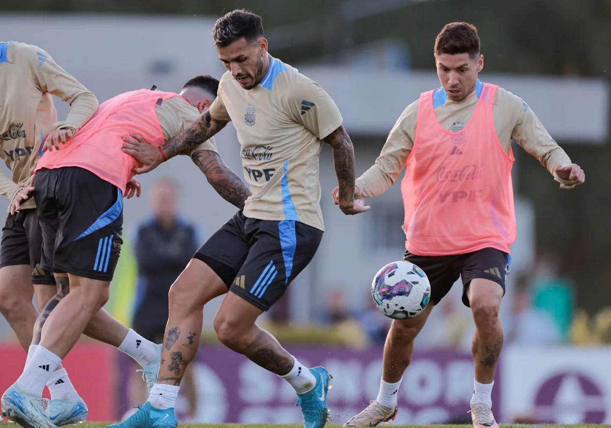 Paredes y Montiel, durante un entrenamiento con Argentina