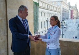 José Luis Sanz recibe en el Ayuntamiento a la piragüista Loreto Macho, subcampeona del mundo de barco dragón