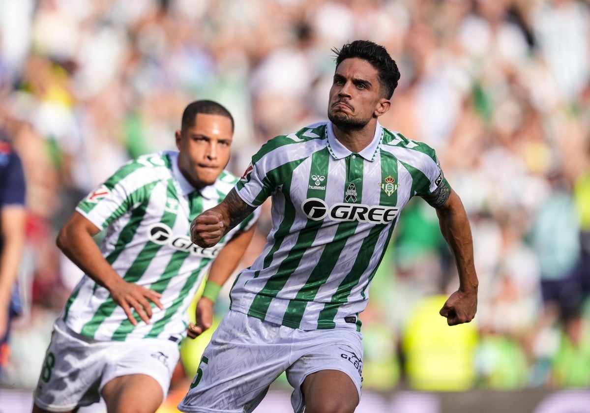 Bartra celebra el 2-2 del Betis ante el Celta perseguido por Vitor Roque