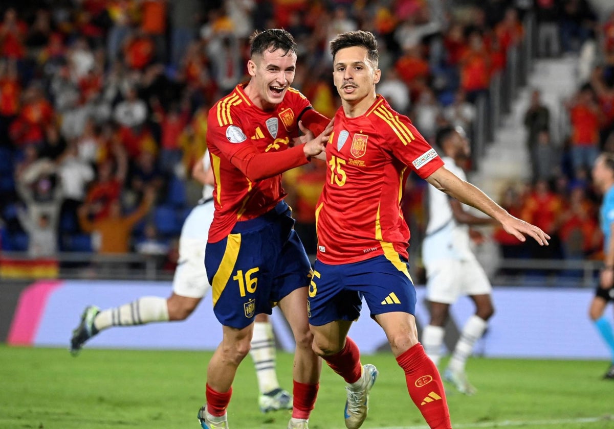 Casadó celebra con Bryan Zaragoza el gol de la victoria de España