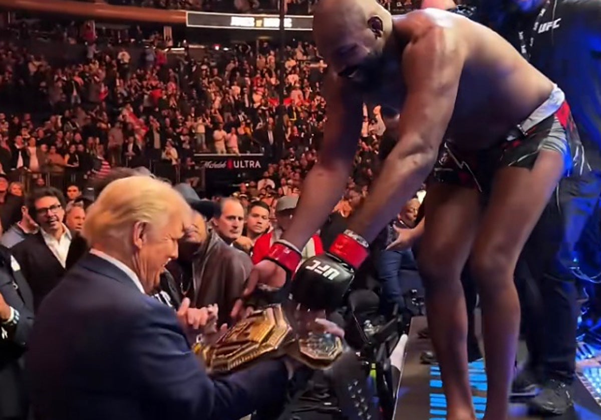Jon Jones le entrega su cinturón a Donald Trump