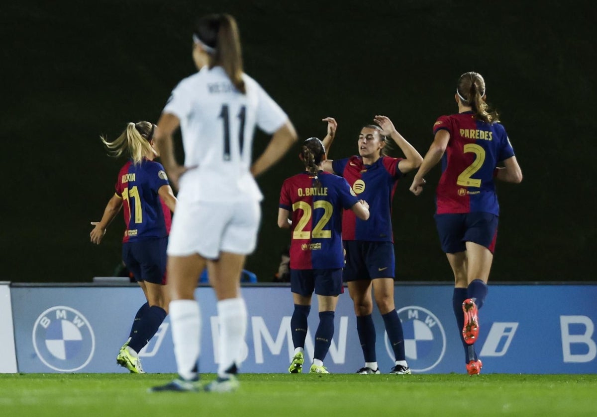 Alba Redondo, resignada ante la celebración azulgrana de un gol de Patri Guijarro, en el Madrid-Barcelona del sábado