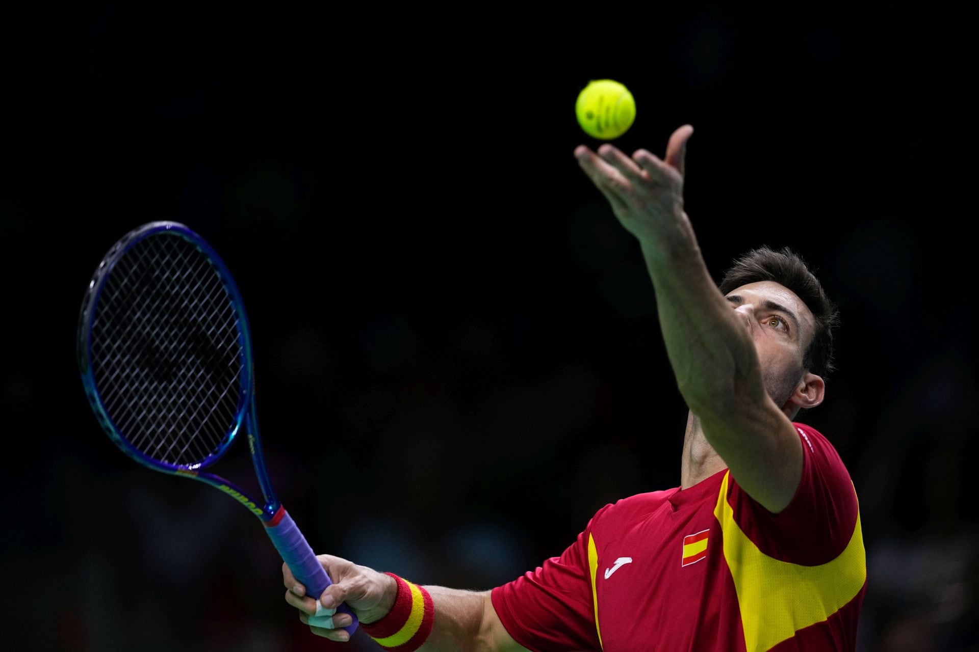 Marcel Granollers saca en el partido de dobles