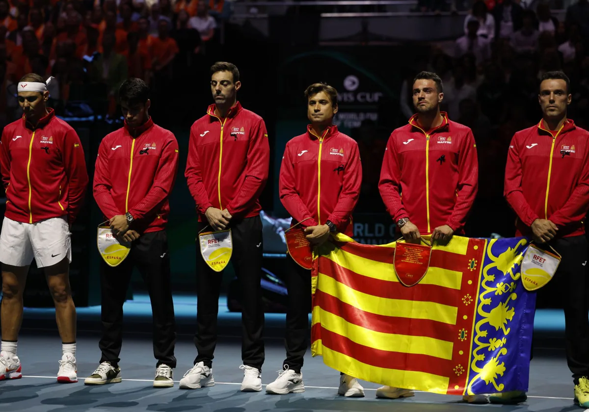 El equipo de la Copa Davis con una bandera de la Comunidad Valenciana