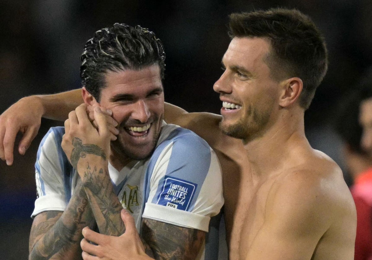 Giovani Lo Celso abraza a Rodrigo de Paul al término del Argentina - Perú