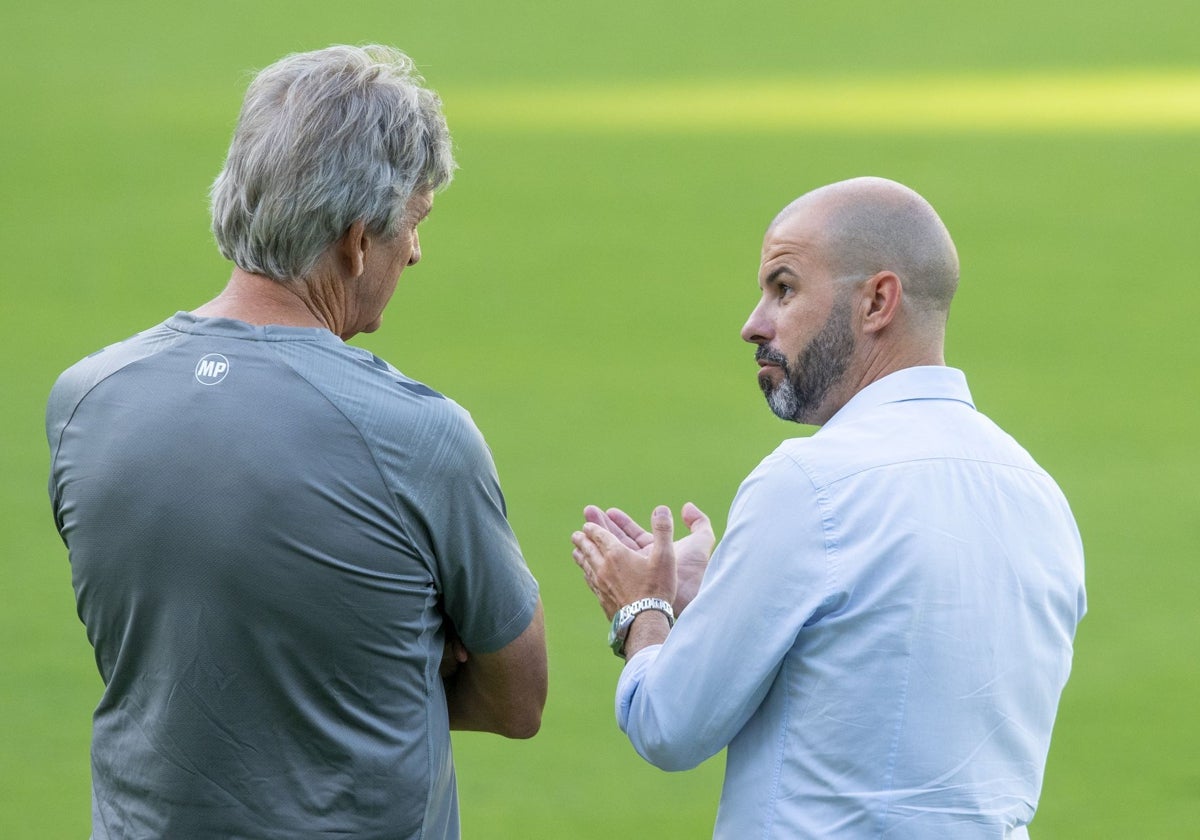 Manuel Pellegrini y Manu Fajardo dialogan durante un entrenamiento del Betis